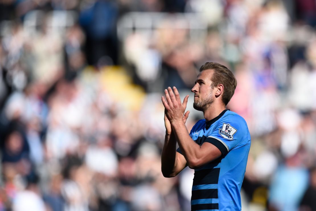 Harry Kane applauds the Tottenham fans after the defeat against Newcastle.