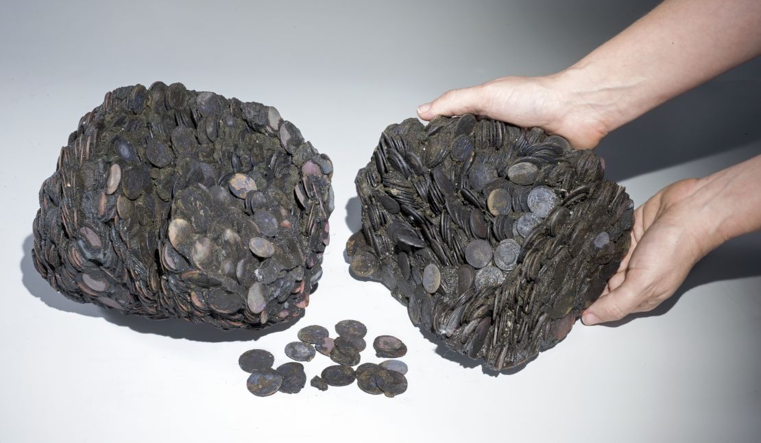 Lumps of coins that were discovered at sea, weighing a total of around 20 kilograms. 