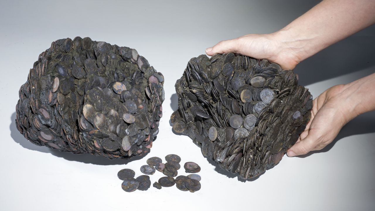 Lumps of coins that were discovered at sea, weighing a total of around 20 kilograms. 