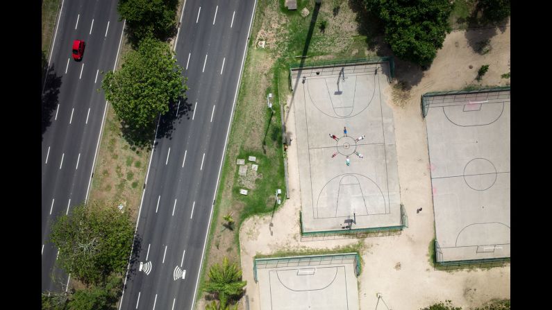 Basketball players pose in the Parque do Flamengo, where there are many courts and fields for different sports.