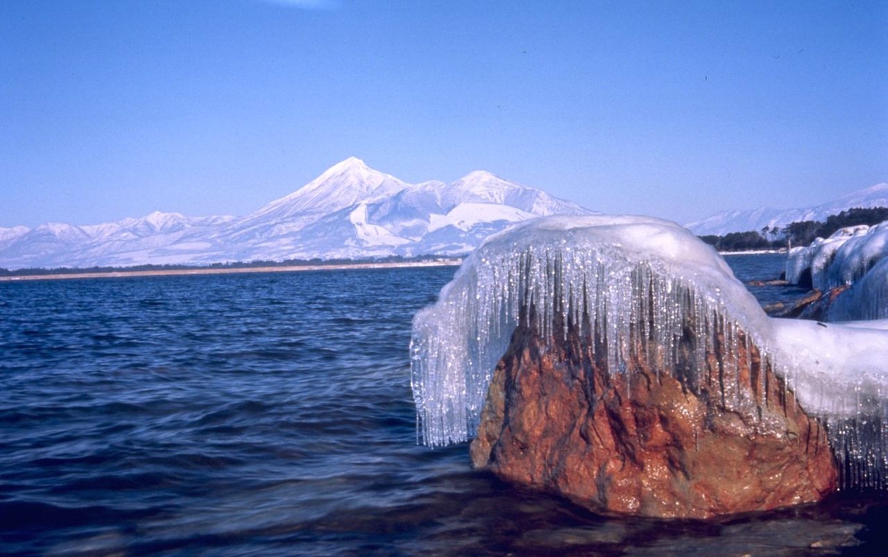 <strong>Lake Inawashiro (Fukushima prefecture):</strong> Frozen scenes like this can be found during a winter visit to Fukushima's Lake Inawashiro. These "shibuki-gori" natural ice sculptures form when water is picked up by strong winds from the west.