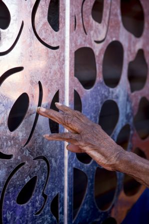 The clinic incorporates important aspects of the surrounding indigenous community's culture and spirituality. Each dot in the "Dreaming of the Seven Sisters" story, depicted on one of the clinic's spectacular art screens, has significance. 