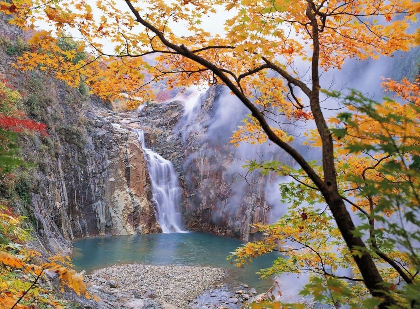 <strong>Torigoe-no-taki Falls (Iwate prefecture): </strong>Making an entrance down a 100-foot drop, these falls, near the ski resort/hot spring town of Shizukuishi, come in with a mighty roar. 