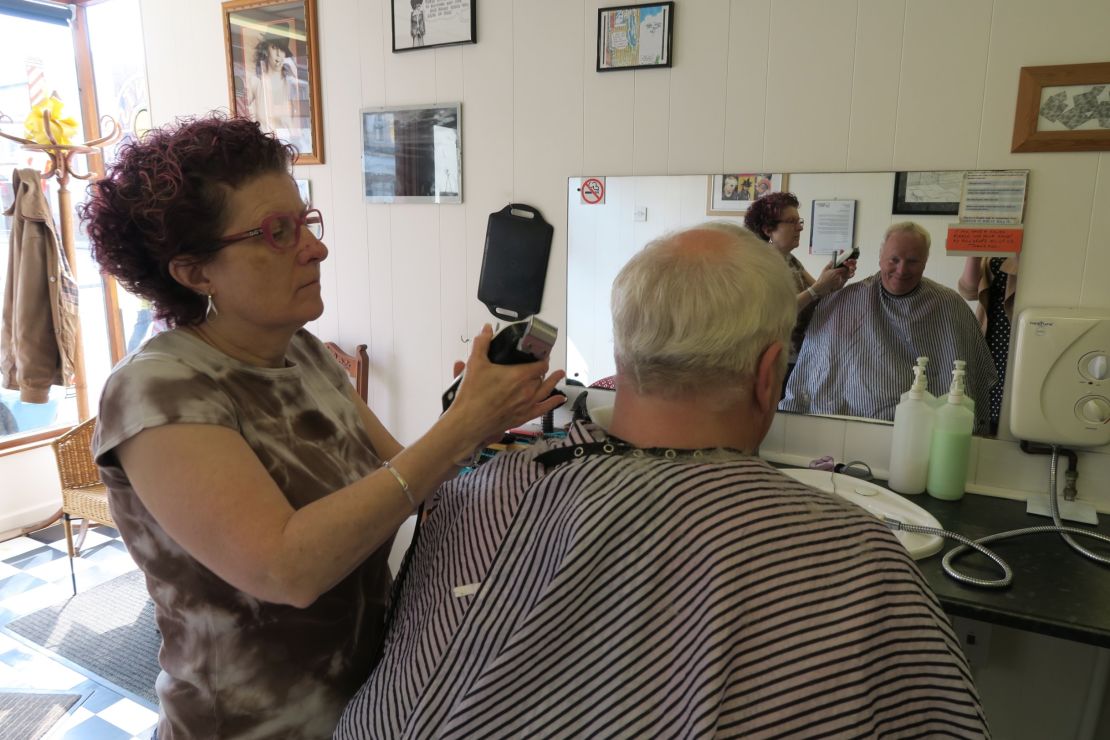 Barber Fay Haynes and her customer Neil Nuttall both say they'll be voting to leave the EU.
