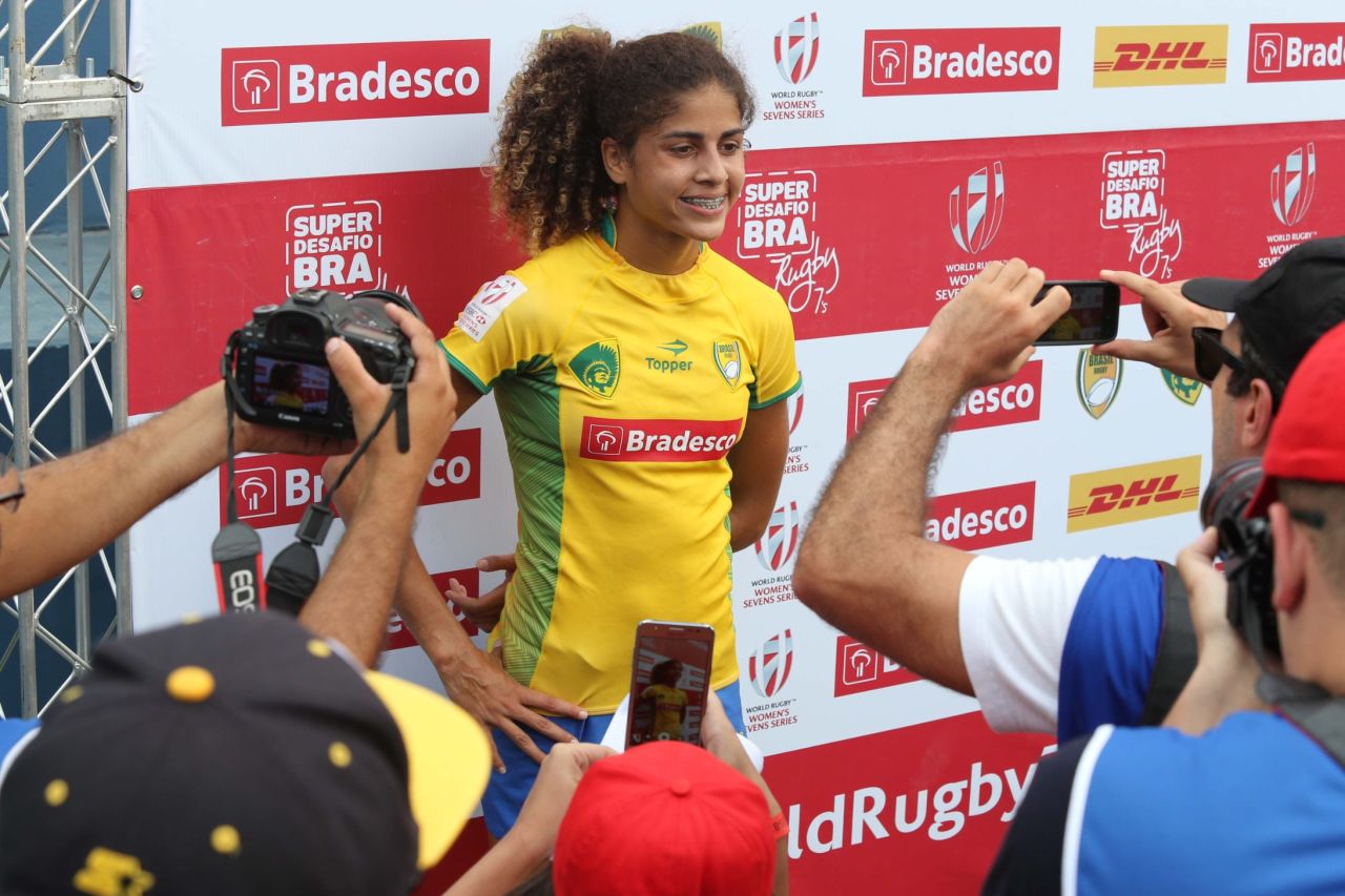 In the favela from which she hails, she has become known as the "lioness of the Olympics" and a role model for young girls. However, the teenager missed out on selection for the Games.