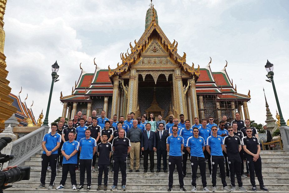 Ranieri, Vichai Srivaddhanaprabha (second row, center) and Aiyawatt  Srivaddhanaprabha (second row, center right) join players and staff in front of the Emerald Buddha temple in Bangkok.