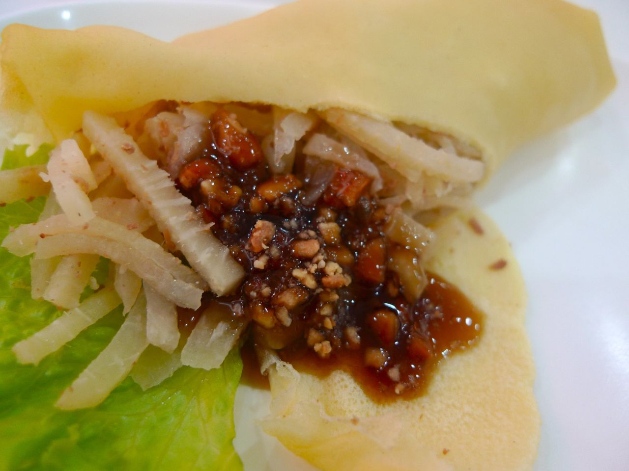 A delicate egg wrapper contains a savory filling of ubod (the pith of the coconut tree), shrimps, pork, onions and a garlicky sweet sauce.