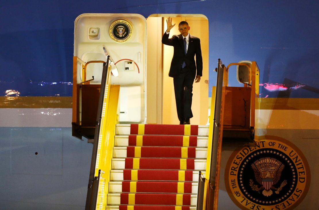 Obama arrives on Air Force One at Noi Bai International Airport in Hanoi, Vietnam, May 22, 2016. 