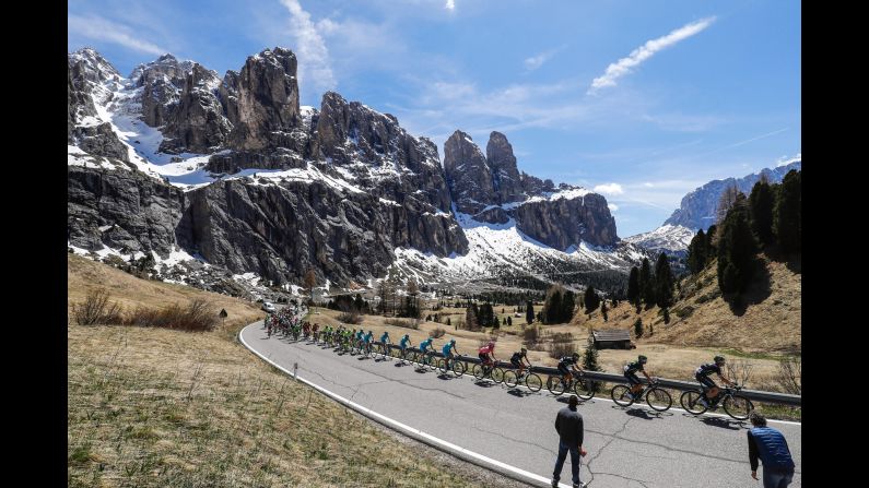 The peloton climbs the Gardena pass during the 14th stage of the 99th Giro d'Italia, Tour of Italy, from Farra d'Alpago to Corvara on May 21.