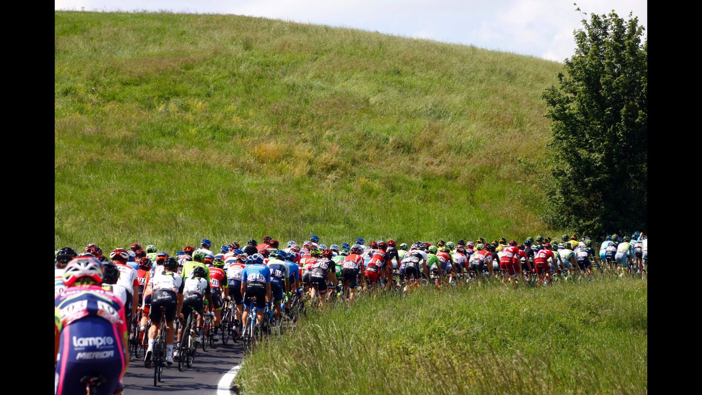 The peloton rides during the 10th stage of 99th Giro d'Italia, Tour of Italy, from Campi Bisenzio to Sestola on May 17.