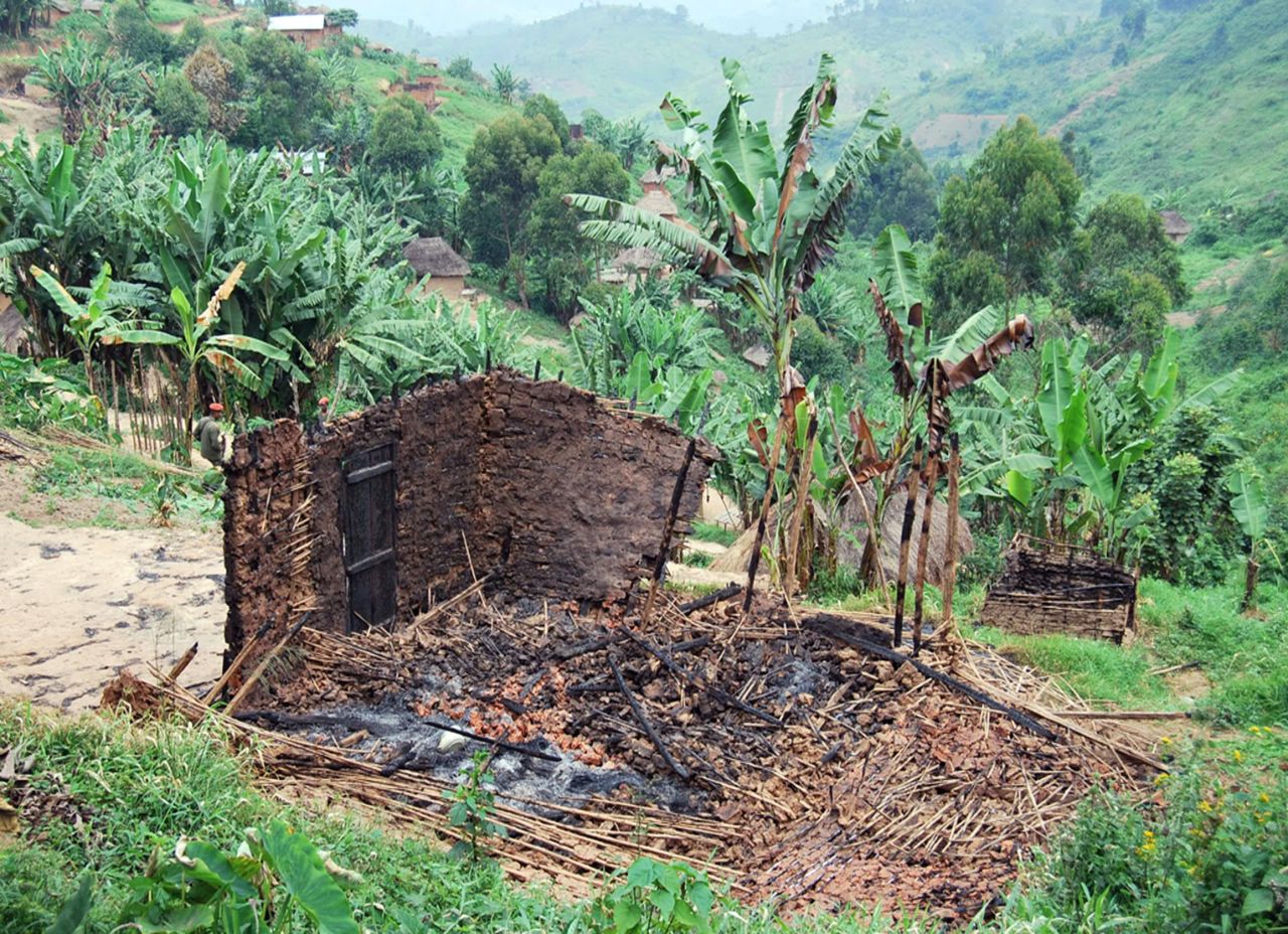 A burnt hut in a village in the North Kivu province which was destroyed in an attack in February 2016. Around 70 houses burned down in the Lubero and Walikale territories, <a href="http://www.ohchr.org/EN/NewsEvents/Pages/DisplayNews.aspx?NewsID=17022&LangID=E" target="_blank" target="_blank">Pouilly said. </a>