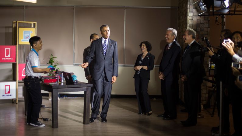 Obama tours through entrepreneur demonstrations in Ho Chi Minh City on Tuesday, May 24.