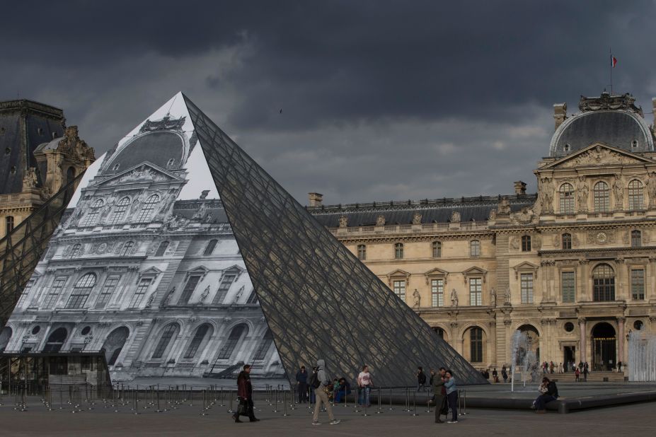 The installation draws attention to the architecture that lies behind the pyramid.