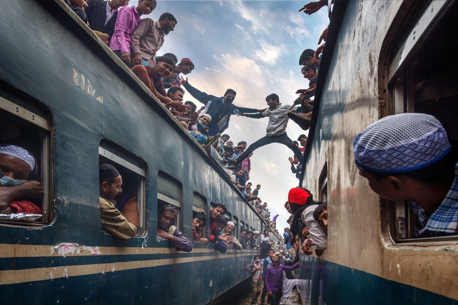 The rush home from the annual Bishwa Ijtema Muslim gathering in Bangladesh is captured by David Nam Lip Lee. (<a href="http://travel.nationalgeographic.com/photographer-of-the-year-2016/" target="_blank" target="_blank">Click here to enter NatGeo photo contest</a>)