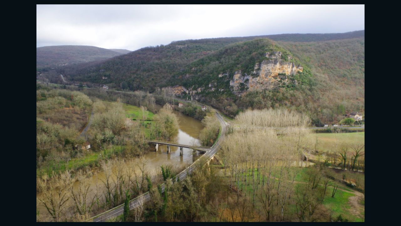 Vallée de l'Aveyron near Bruniquel Cave where the structures were found.