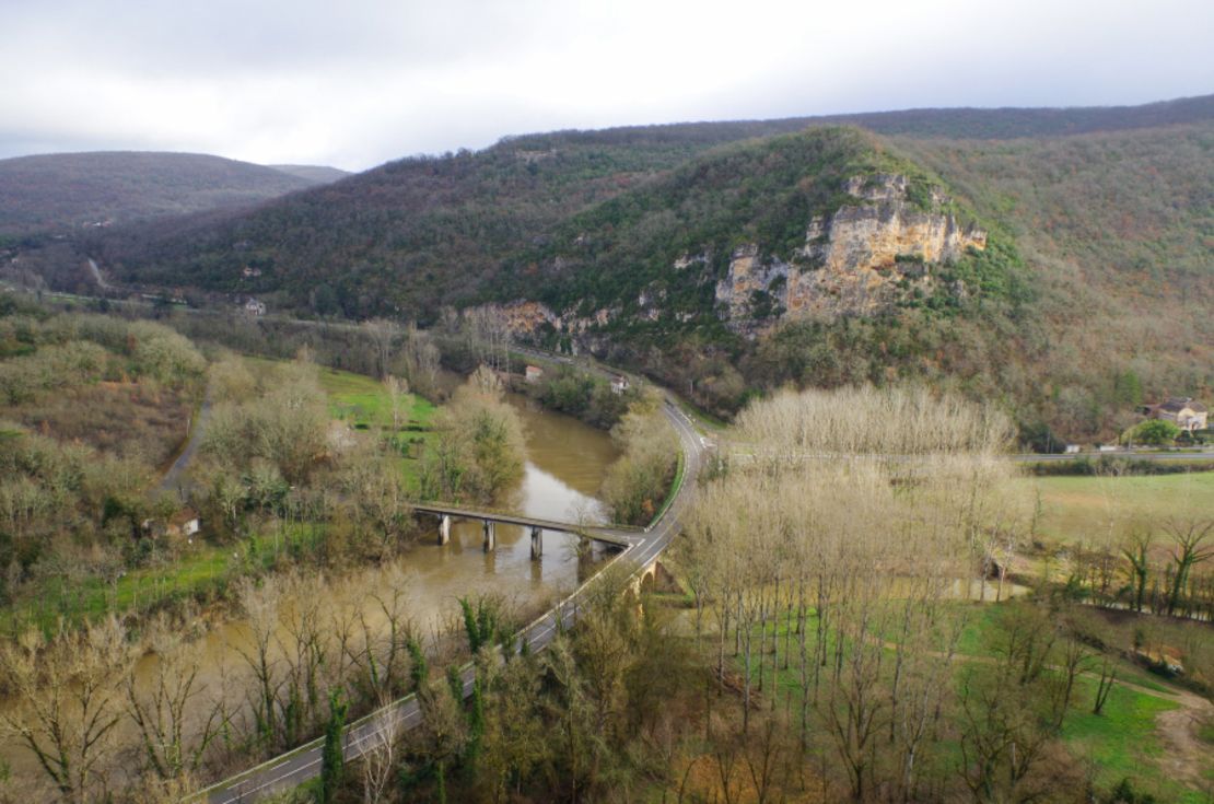 Vallée de l'Aveyron near Bruniquel Cave where the structures were found.