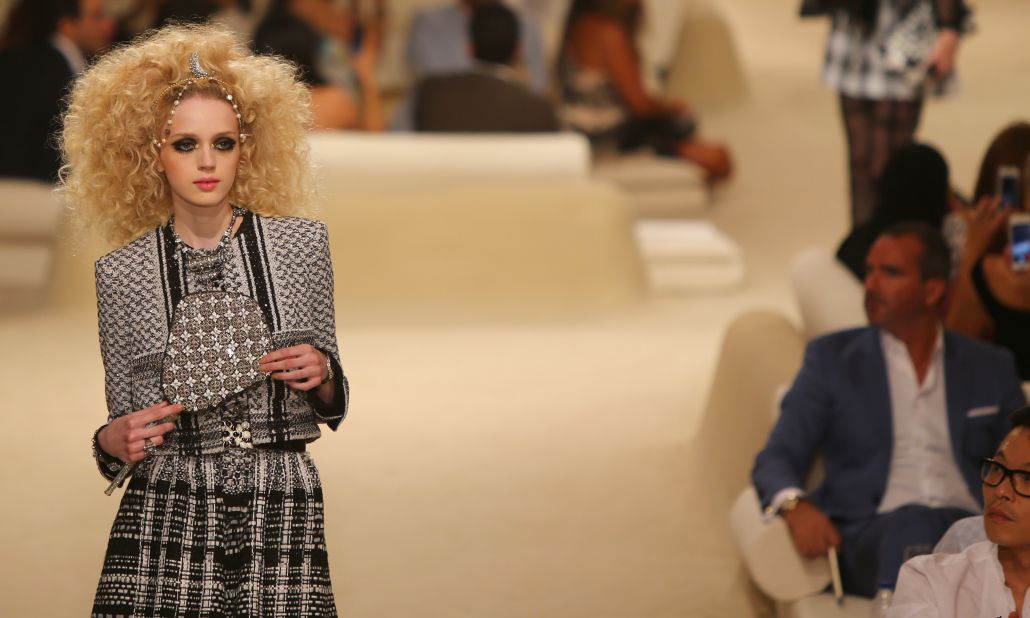 What Karl Lagerfeld's Final Collection for Chanel Was Like