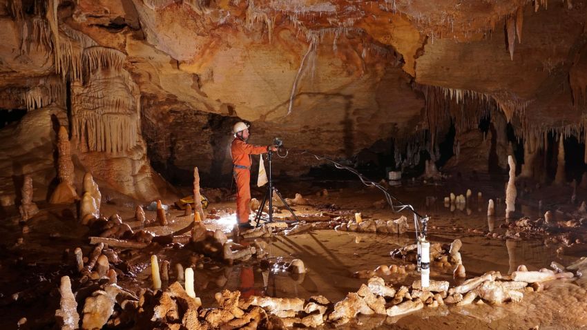 Prise de mesures pour létude archéo-magnétique de la grotte de Bruniquel, Tarn-et-Garonne. Cette grotte comporte des structures aménagées datées denviron 176 500 ans. Léquipe scientifique a développé un nouveau concept, celui de "spéléofacts", pour nommer ces stalagmites brisées et agencées. Linventaire de ces 400 spéléofacts montre des stalagmites agencées et bien calibrées qui totalisent 112 mètres cumulés et un poids estimé à 2,2 tonnes de matériaux déplacés. Ces structures sont composées déléments alignés, juxtaposés et superposés (sur 2, 3 et même 4 rangs). Cette découverte recule considérablement la date de fréquentation des grottes par lHomme, la plus ancienne preuve formelle datant jusquici de 38 000 ans (Chauvet). Elle place ainsi les constructions de Bruniquel parmi les premières de lhistoire de lHumanité. Ces travaux ont été menés par une équipe internationale impliquant notamment Jacques Jaubert de luniversité de Bordeaux, Sophie Verheyden de lInstitut royal des Sciences naturelles de Belgique (IRSNB) et Dominique Genty du CNRS, avec le soutien logistique de la Société spéléo-archéologique de Caussade, présidée par Michel Soulier. UMR5199 DE LA PREHISTOIRE A L'ACTUEL : CULTURE, ENVIRONNEMENT ET ANTHROPOLOGIE ,UMR8212 Laboratoire des Sciences du Climat et de l'Environnement  20160048_0006