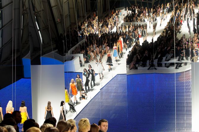 With 66 looks and 900 guests at the Brooklyn Navy Yard in New York, this was the brand's biggest collection. Many guests arrived by free ferries emblazoned with the Dior logo and complete with free Champagne. The set featured a mirrored wall overlooking a stage that was elevated about 16 feet to provide a view of the New York skyline.