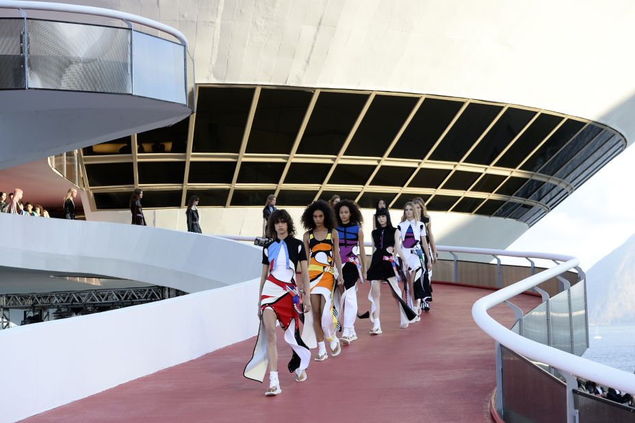 Louis Vuitton unveiled its third Cruise collection at the Niterói Contemporary Art Museum in Brazil. 