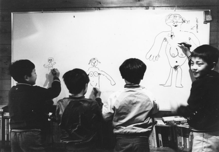 Children doodling in Café Honyarado.