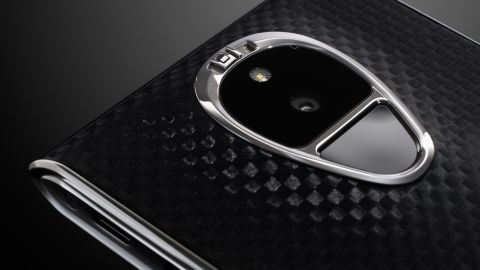 When the security switch is activated, the phone enters a shield mode for fully encrypted calls and messages.