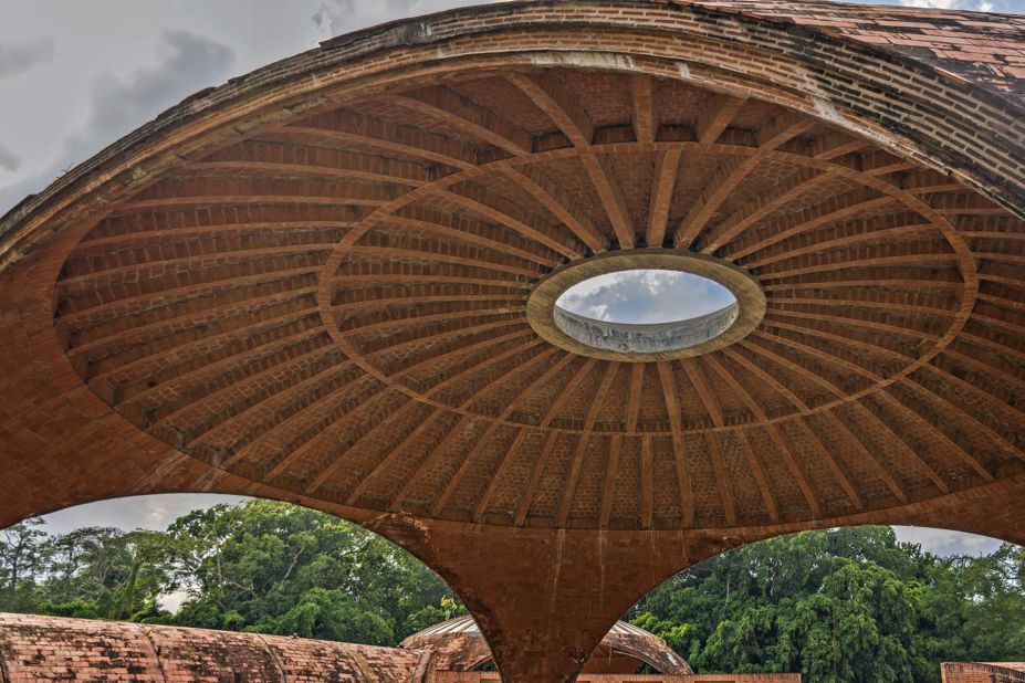 Commissioned in 1961 by Fidel Castro, Cuba's National Art Schools relied on the Catalan vault for their domed structure. This vaulted brick roof of the School of Ballet shows extensive water damage. 