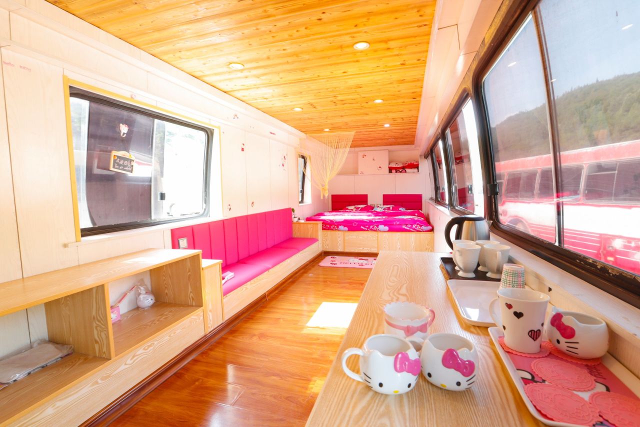 Wanna camp in style? Tai Tai Mountain Park in China's Shanxi province has converted more than 30 old buses into mini-hotels.