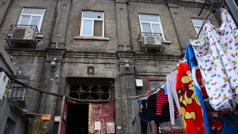 Built in 1918, this two-story brick-wood construction was the very first securities exchange owned and run by Chinese. Today, the crumbling dwelling is home to eight families.<br />