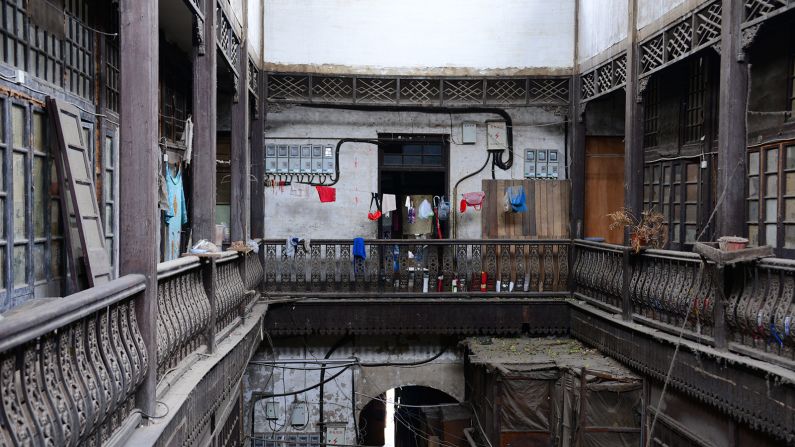 The interior design was a fusion of Chinese and Western styles, as indicated by the wooden pilasters and intricately designed iron fence that lines the gallery.