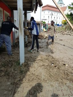 Refugees living in Bergen, Germany, went to help the community Simbach repair the damage.