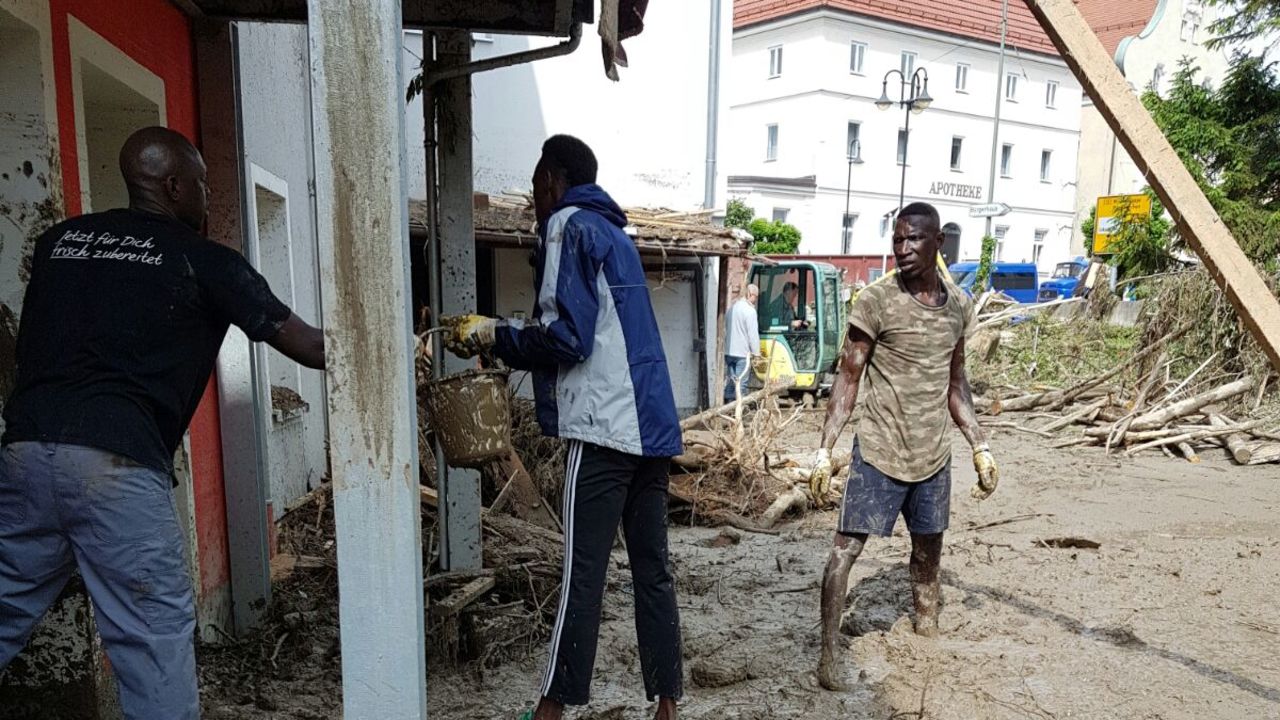 Refugees living in Bergen, Germany, went to help the community Simbach repair the damage.