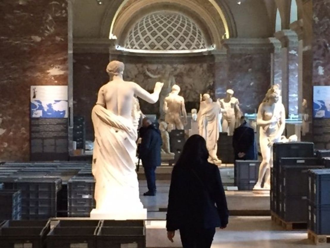 Staff at the Louvre move artworks