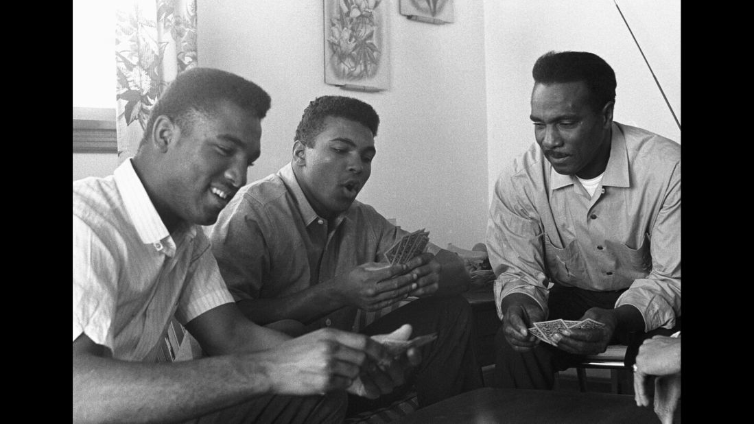 Ali plays cards with his father and brother in 1963.