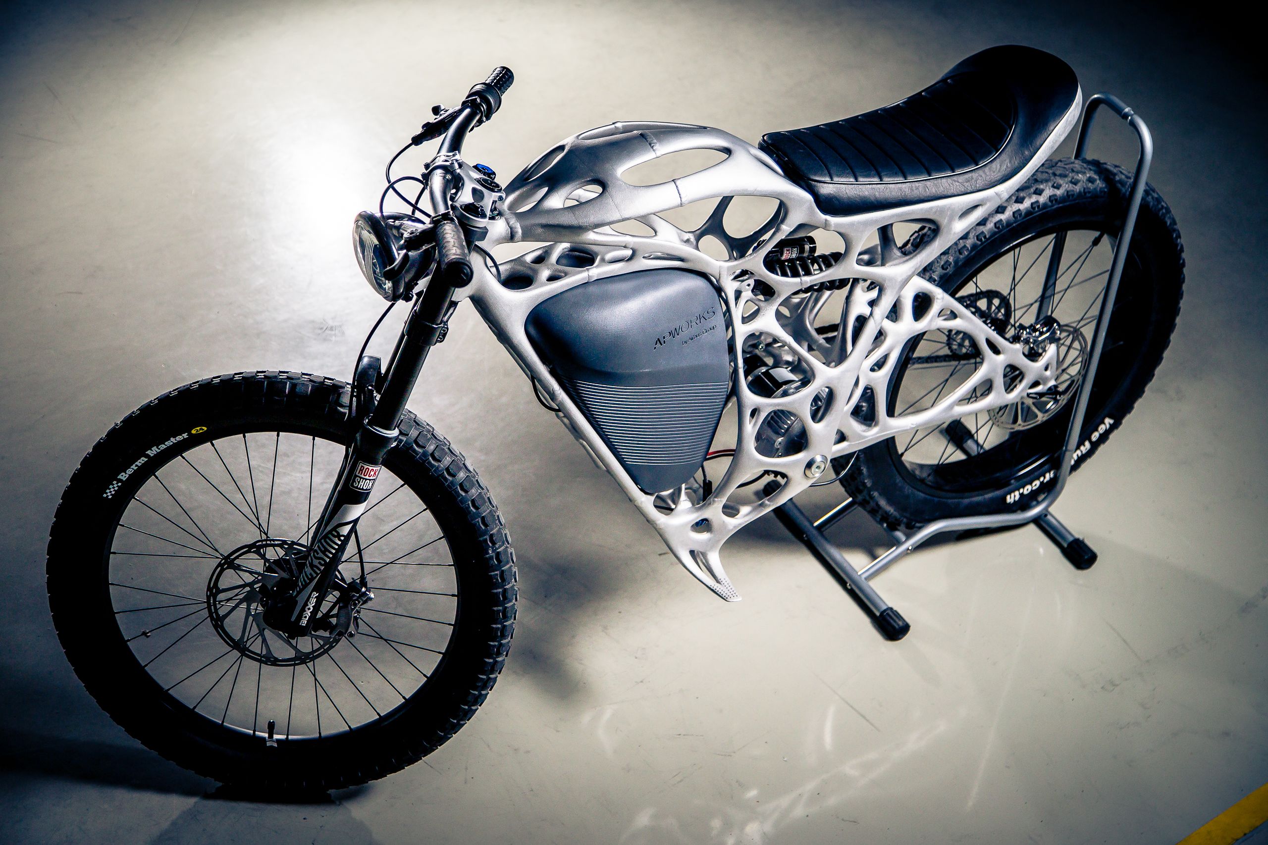Designed by Airbus subsidiary, AP Works, the e-bike weighs 35 kilos (77 lbs) in total.