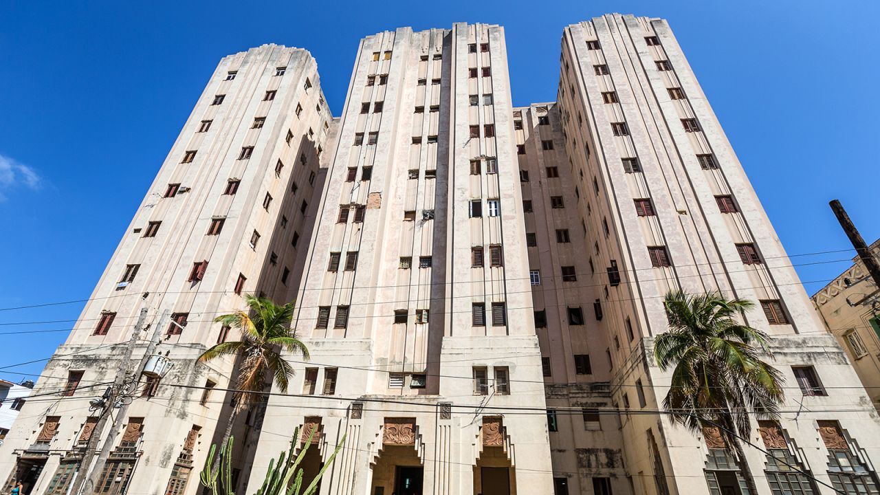 Dominating the surrounding Vedado neighborhood, the towering Edificio Lopez Serrano opened in 1932. With an ornate facade embellished with zig-zagged window recesses, floral friezes and Aztec twirls, it's Art Deco at its most whimsical. Designed by Ricardo Mira and Miguel Rosich, it was constructed for media mogul Jose Lopez Serrano. C<em>alle 13, on the corner of L  </em>