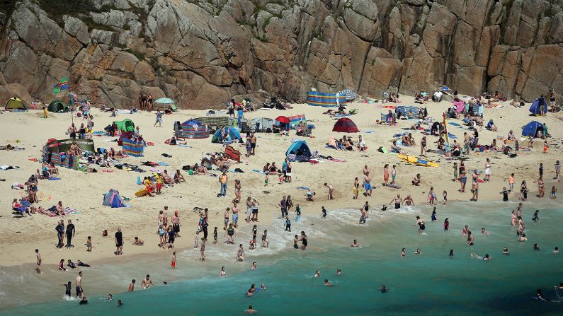 Porthcurno offers a narrow sandy cove where turquoise waters roll gently onto the beach. It's handy for the open-air Minack Theatre, cut into the nearby cliff side.