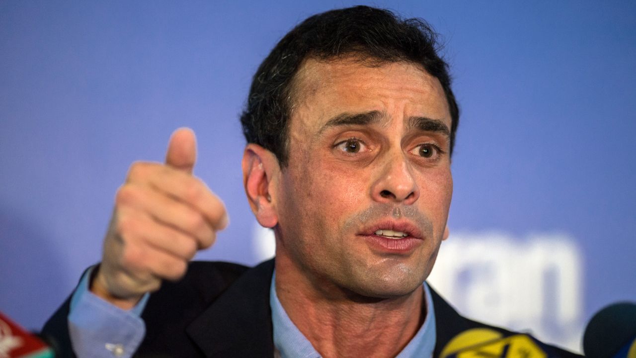 Miranda state governor and opposition leader Henrique Capriles Radonski speaks during a press conference in Caracas on January 14, 2015. The Venezuelan opposition leader Henrique Capriles announced Wednesday that the opposition coalition Mesa de la Union Democr?tica (MUD)  will be reorganized in vue of the economic crisis and facing the legislative elections of 2015.  AFP PHOTO/FEDERICO PARRA        (Photo credit should read FEDERICO PARRA/AFP/Getty Images)