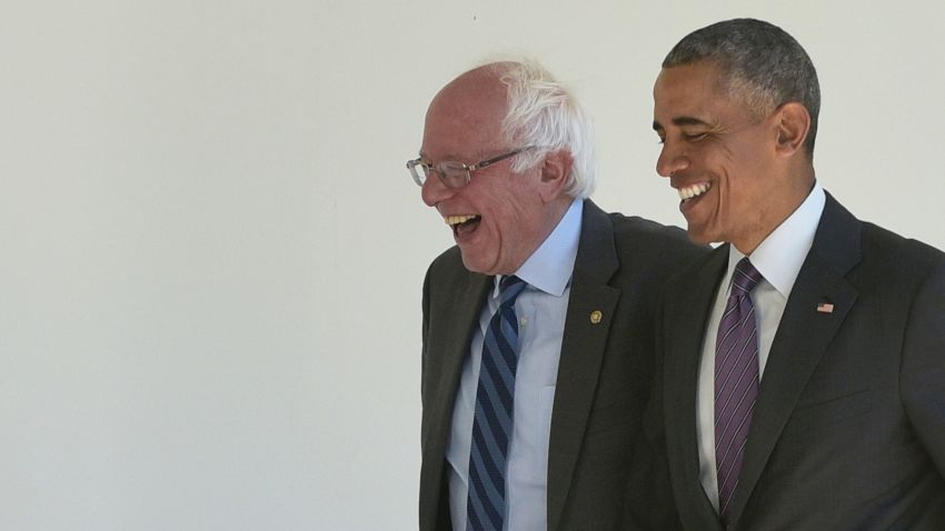 US President Barack Obama (R) walks with Democratic presidential candidate Bernie Sanders through the Colonnade for a meeting in the Oval Office on June 9, 2016 at the White House in Washington, DC.