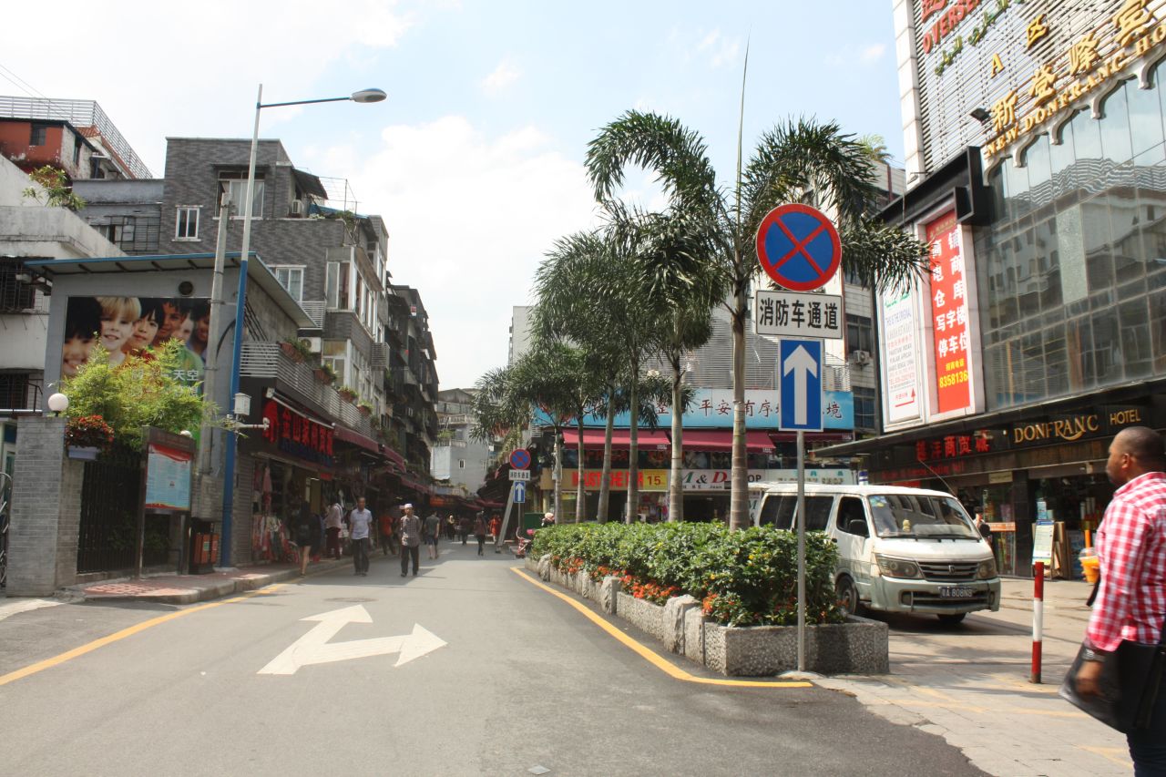 As part of its campaign to beautiful urban villages in Guangzhou, the government resurfaced and widened the roads of Dengfeng. 
