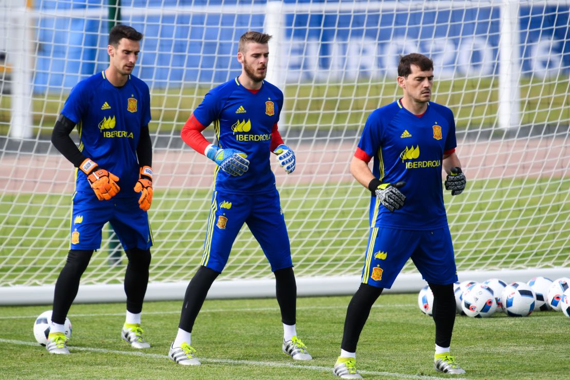 De Gea (C) warms up with fellow Spain keepers Sergio Rico (L) and Iker Casillas in La Rochelle, France.  