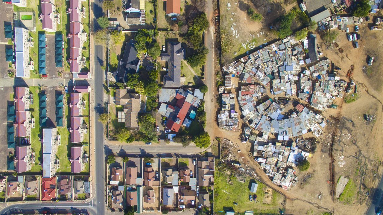 When Miller tried to access Cape Town's more affluent areas, he was stopped by security guards. "You have two or three meter high fences with electric fencing and often barbed wire, which is the norm for South Africa", he says. His drone shots allowed him to bypass security. 