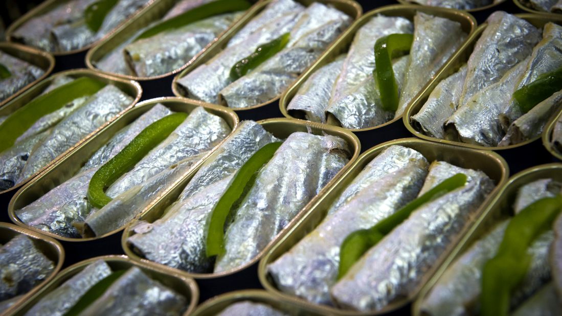 During sardine season (May to October), whiffs of sardine-grilling can be detected at many Portuguese events. Outside the season, they're best sampled from a can.
