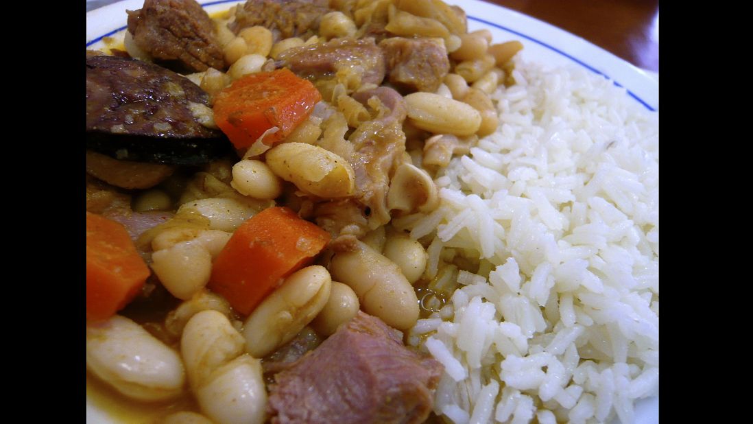 It may not sound like it, but the combination of tripes, white beans, calves' feet, pigs' ears and peppery chourico tastes divine.