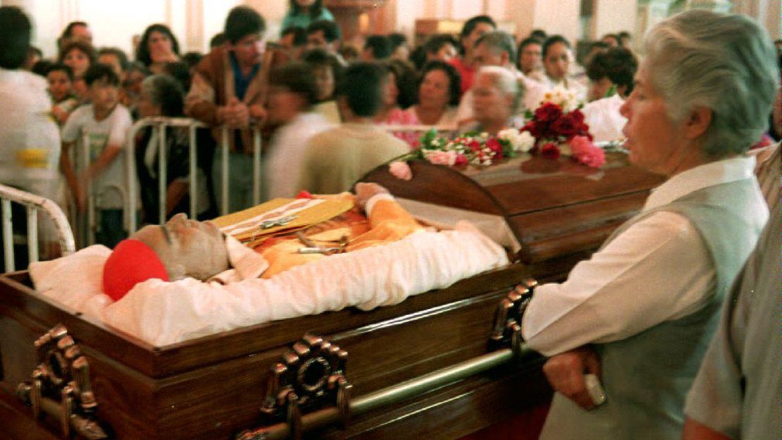 The body of Cardinal Juan Jesus Posadas Ocampo lays in state in a Guadalajara cathedral in 1993. 
