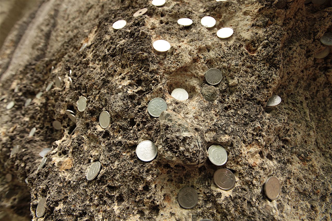 Many visitors to the temple have pressed one yen coins into the side of Midahora Rock as offerings. It's located about halfway up the mountain, just below Niomon Gate.