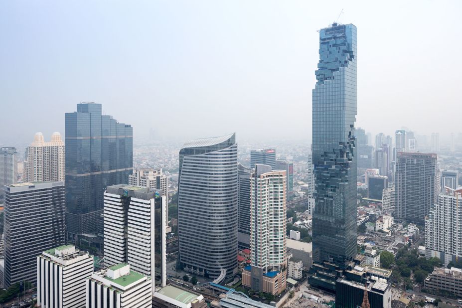 Based on the shape of an extruded square, the building's central tower rises up and connects a large number of small-scale geometric extrusions to create the image of an unfinished building, or a Jenga game in progress.
