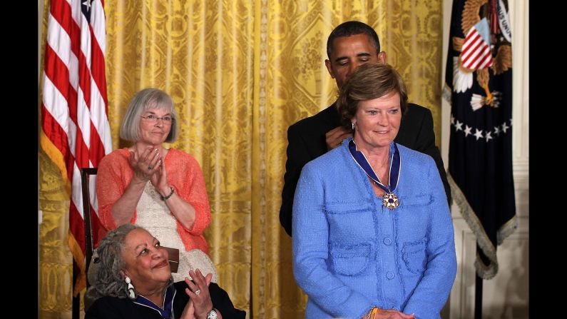 Former NCAA basketball coach Pat Summitt is presented with a Presidential Medal of Freedom by U.S. President Barack Obama on May 29, 2012 at the White House.