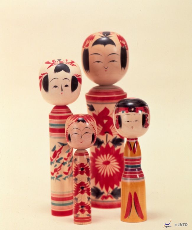 These dolls are believed to have first been made during the Edo period (1603 to 1868) in an onsen area in Tohoku's Miyagi prefecture. Today, modern versions sporting creative hairstyles and kimonos can be found throughout the country. 