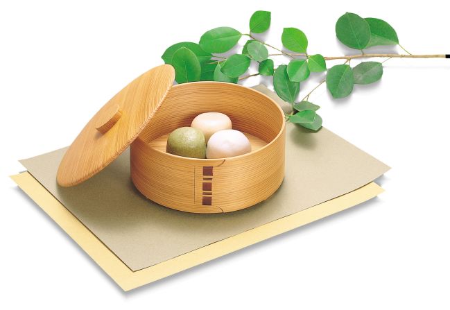 Magewappa food containers are made by soaking or steaming shaved wood, such as cedar or cypress, and bending it. The craft originated in Akita prefecture. 